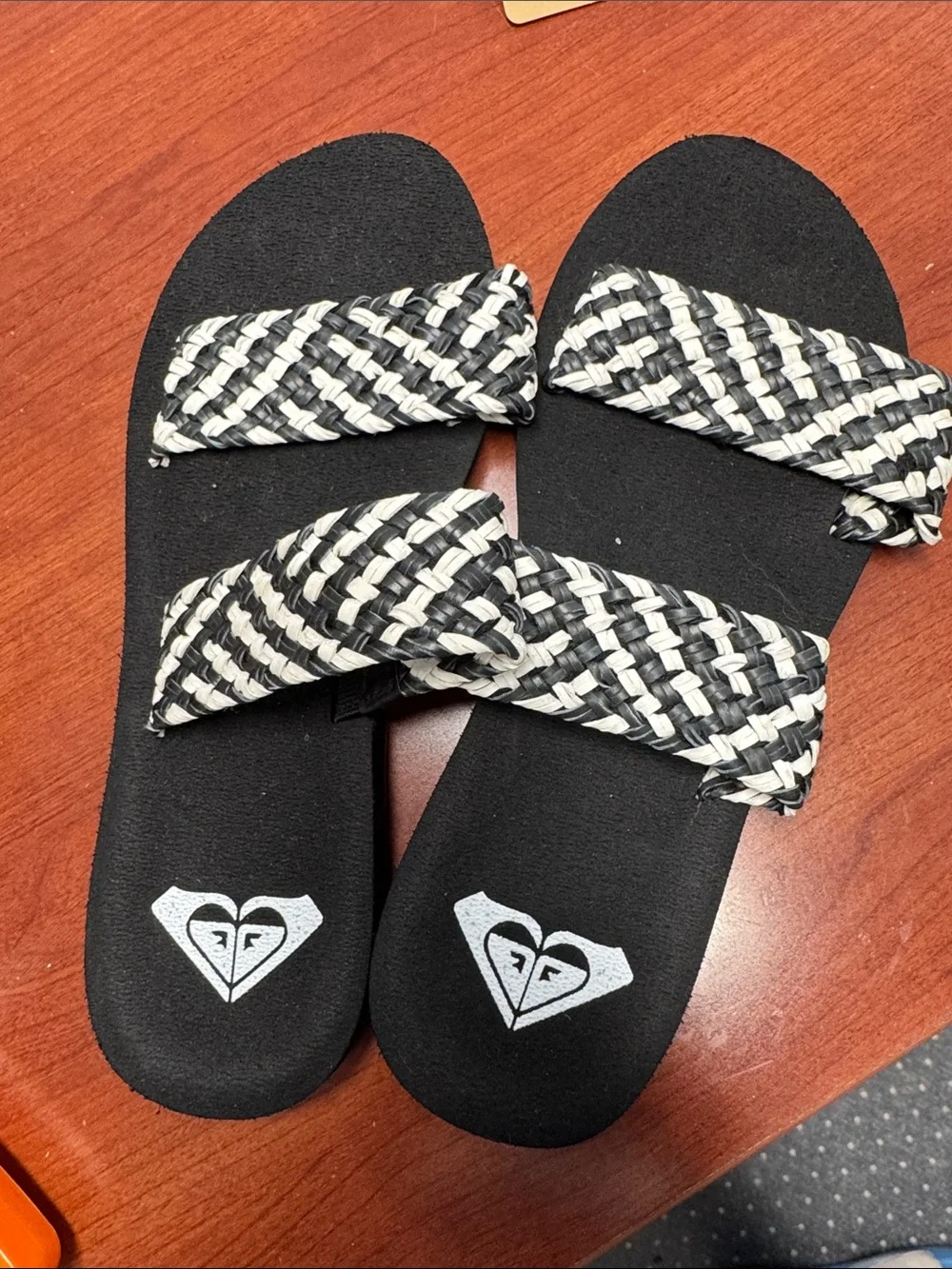 Roxy sandals size 8 // 081527